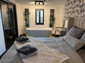 Caban Y Tan Ffawydd Luxury couples retreat with private Wood Fired Hot Tub